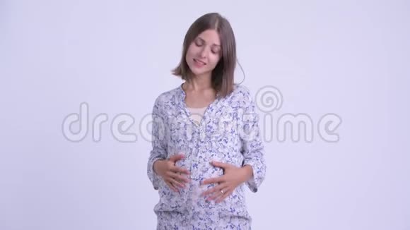 快乐的年轻孕妇呈现一些东西视频的预览图