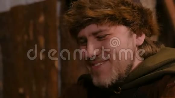 穿俄罗斯民族服装的男人笑的肖像视频的预览图
