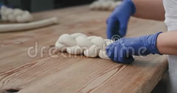 烘焙面包过程面包师揉捏和准备面团准备好把未来的面包放进烤箱视频的预览图