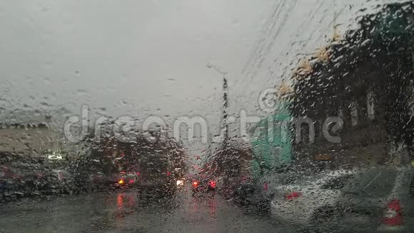 阴晴多雨的秋日从车窗外眺望城市车内车水马龙用手机拍摄视频的预览图