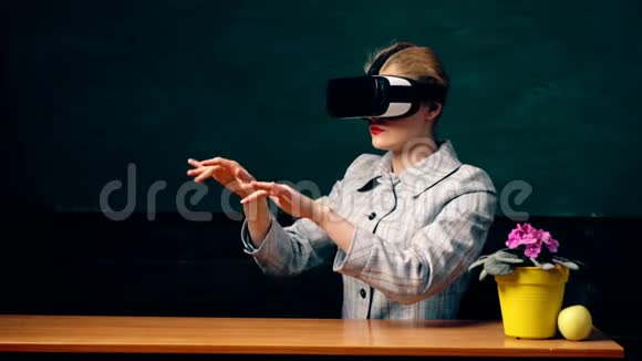 女学生用vr打字VR耳机眼镜装置黑板背景学校和教育理念女孩视频的预览图