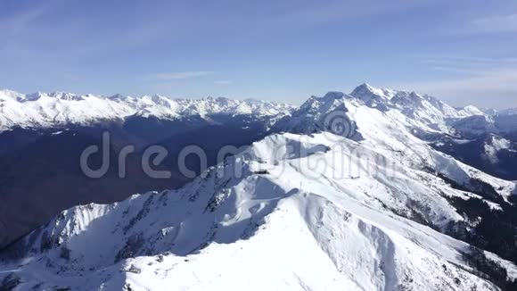 高空观景雪山滑雪升降台上蓝天背景视频的预览图