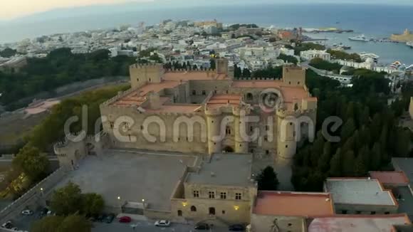 中世纪的希腊罗德城从上面小型建筑古土耳其浴室从无人驾驶飞机上捕获视频的预览图