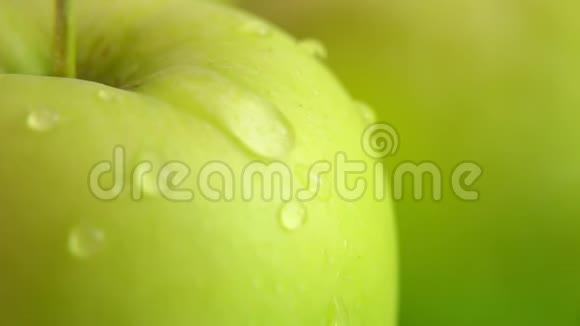 水滴顺着一个大的多汁绿苹果流下来视频的预览图