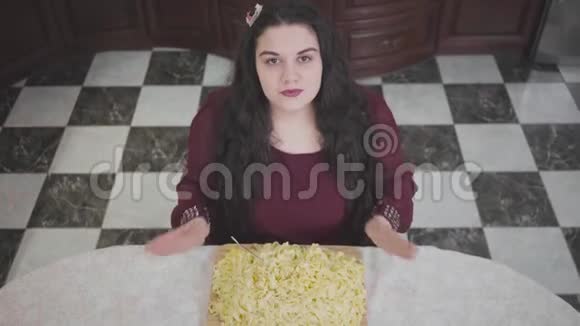 顶级肖像自信的白种人胖女人准备吃面条丰满的女人在晚餐前祈祷肥胖者视频的预览图