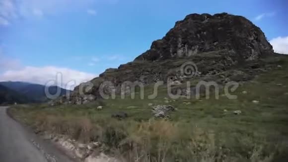 在山上乘车旅行在岩石山丘和悬崖上看到风景视频的预览图