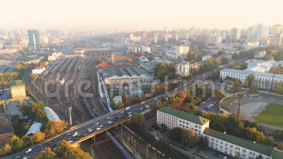 基辅中央铁路车站铁路枢纽的空中全景城市高速公路交通全景视频的预览图