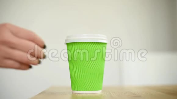 特写女性取一杯咖啡或茶放回去专注于纸杯手拿纸杯咖啡热饮料给brea视频的预览图