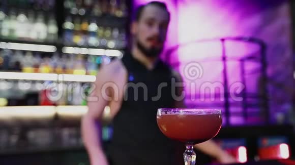 酒保在夜间酒吧供应现成的鸡尾酒视频的预览图