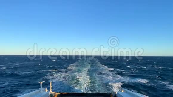 从公海上的一艘大船看船尾视频的预览图