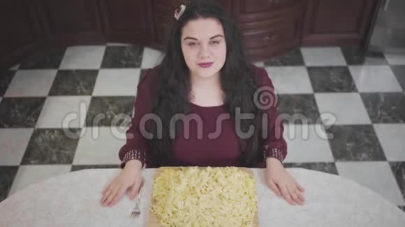 顶级肖像自信的白种人胖女人准备吃面条丰满的女人在晚餐前祈祷肥胖者视频的预览图
