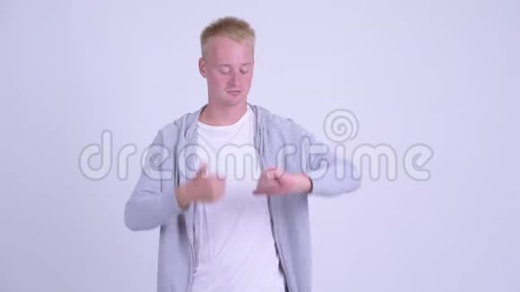 年轻的金发碧眼男子在竖起大拇指和竖起大拇指之间做出选择视频的预览图