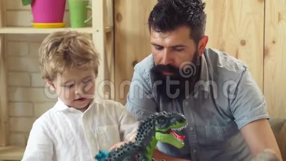 快乐的童年家迪诺公园儿子和父亲在侏罗纪时期玩一只玩具恐龙送给家人最好的视频的预览图