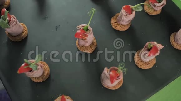 为客人提供切薄猪肉火腿及番茄熟食小吃视频的预览图