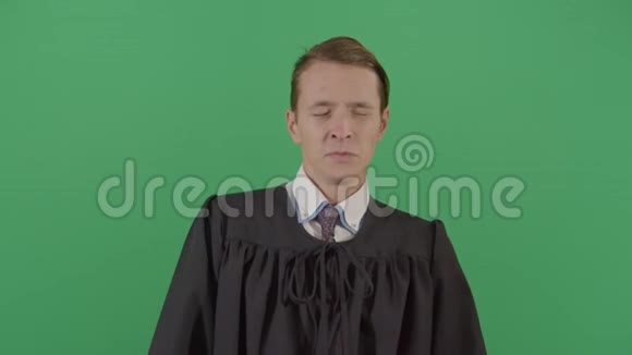 成年男子在法庭上拉屎视频的预览图
