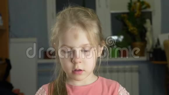 带眼镜的金发小蓝眼小孩视频的预览图