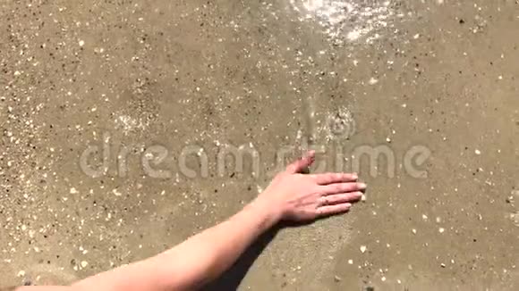 这个女孩在2019年在沙滩上写作海浪被铭文2019冲走视频的预览图