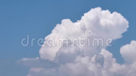蓝天上有白色的快速移动的云蓬松的云建筑蓬松的白云蓝天时光流逝视频的预览图