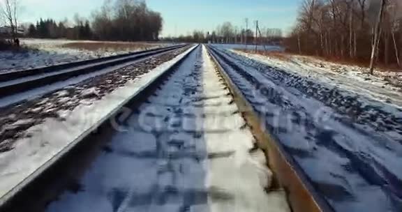 空中的镜头从火车轨道飞向冬日夕阳高照的天空4公里视频的预览图