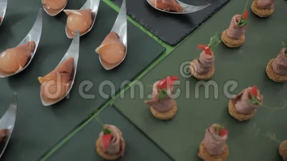 为聚会客人准备的各种小食削薄猪肉火腿和番茄视频的预览图