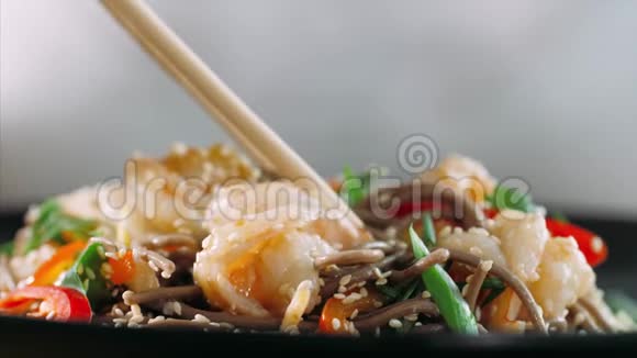 吃亚洲传统的荞麦用筷子炒虾面视频的预览图