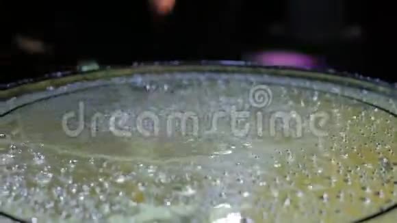 水滴在黑色背景上的鼓上跳跃关闭装有特殊效果水的桶视频的预览图