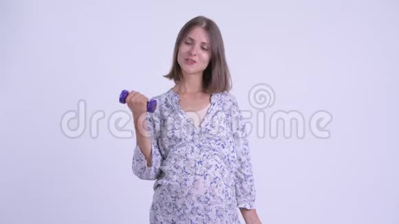 快乐的年轻孕妇用哑铃锻炼身体视频的预览图