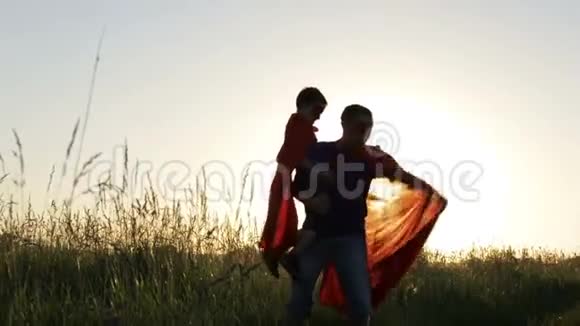 父亲和儿子在日落时扮演超级英雄视频的预览图