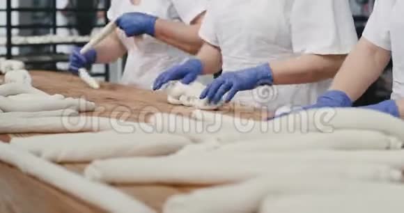 有机面包在一家大型面包厂加工面团的细节准备煮熟面包师视频的预览图