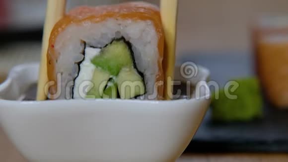 送货食品的概念有人把费城的寿司卷成酱油关起来视频的预览图