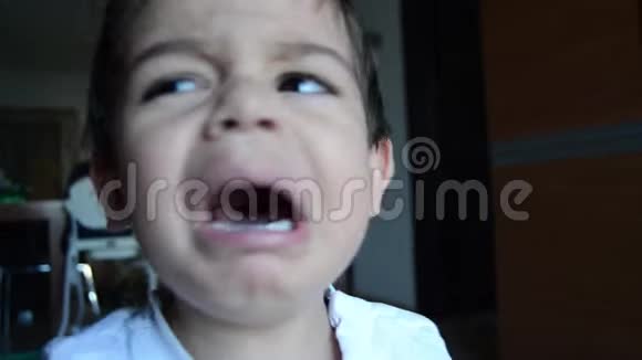 两岁的男孩伤心地哭着揉着眼睛视频的预览图