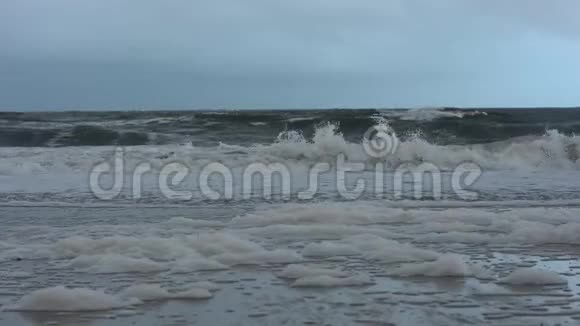 海水搅拌产生的海产泡沫视频的预览图