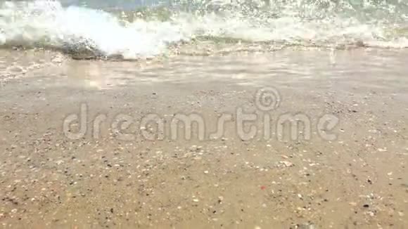 沙滩上海浪的特写镜头视频的预览图