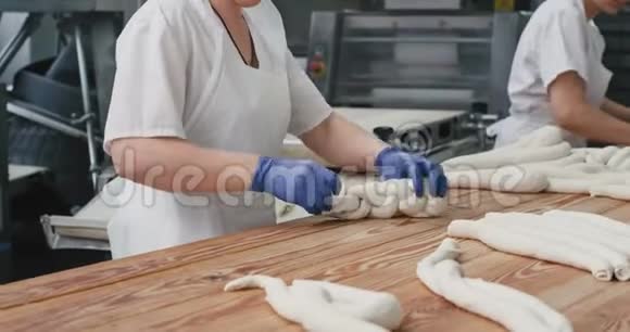 面包业工厂详细的面包加工过程新鲜面团准备在烤箱中运输到视频的预览图