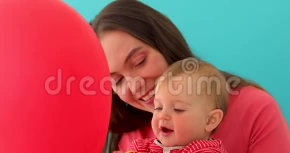 抱着气球的年轻女子微笑视频的预览图