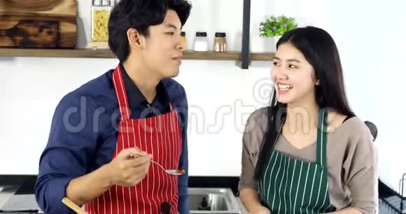 可爱的亚洲夫妇在厨房他们有一顿饭视频的预览图