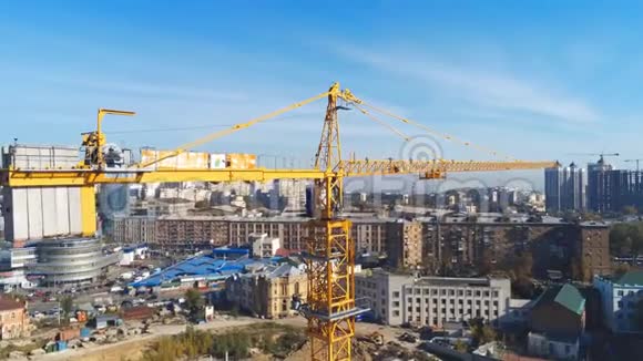 高层建筑施工现场背景为蓝天城景的大型工业塔式起重机混凝土板视频的预览图