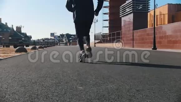 城市街道一个运动员在街上奔跑视频的预览图