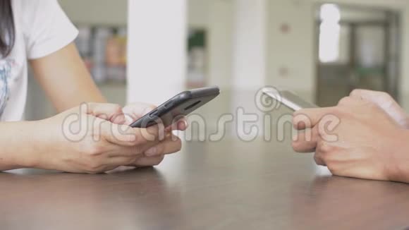 男女手在手机上短信进行交流视频的预览图