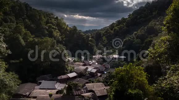 在泰国清迈的高山上山谷峡谷内的村庄里雨暴云的时间流逝视频的预览图