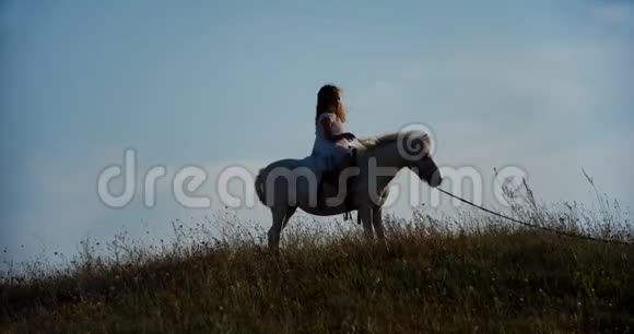 女孩骑着一匹小马视频的预览图