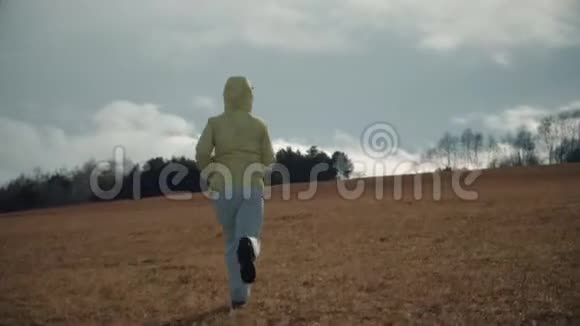 一个女孩跑过田野视频的预览图