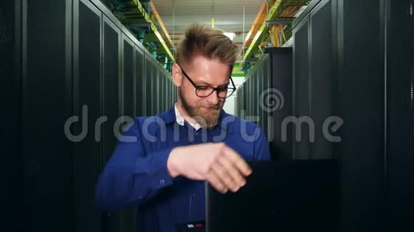 数据中心服务器机架的IT工程师视频的预览图