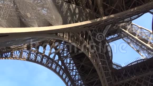 埃菲尔铁塔的底部景色视频的预览图