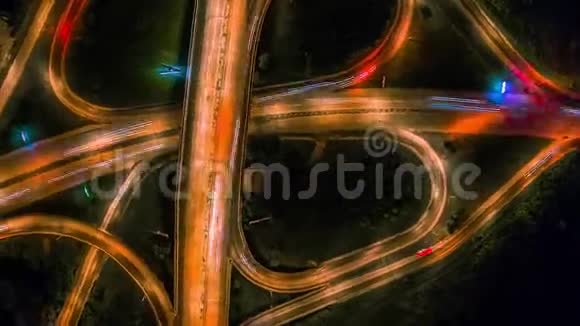 空中无人机高速夜间视频城市高架道路交叉口和立交桥的轻型交通视频的预览图