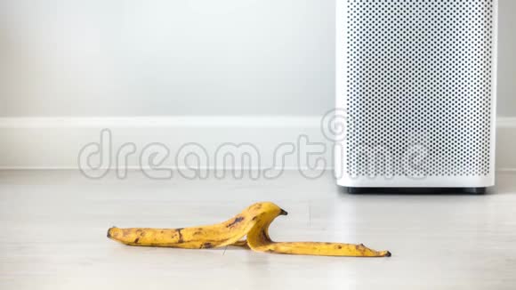 香蕉皮在客厅家庭背景空气净化器中从黄色到黑色的进化时间间隔视频的预览图
