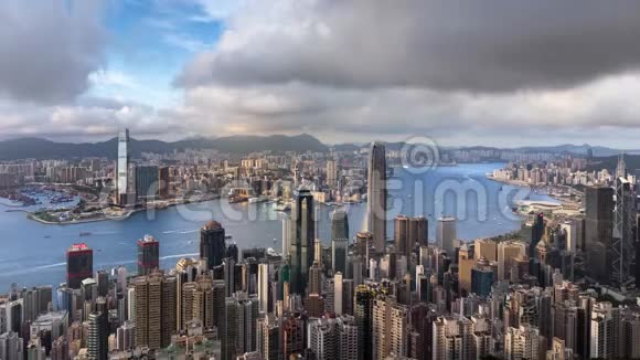 香港城市海港和摩天大楼的船只运输时间过去了以前在市中心有天际线的现代商业视频的预览图