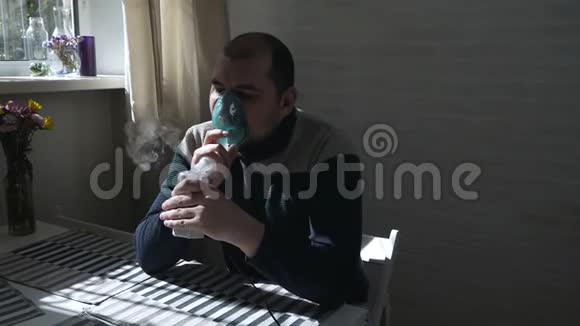 病人坐在沙发上用鼻吸器吸入把脸闭上使用雾化器和吸入器视频的预览图