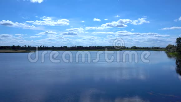 云映入湖远处的草和云中的湖景视频的预览图