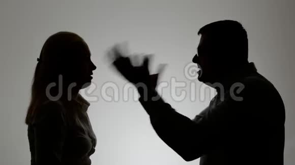 一男一女的剪影一场家庭争吵一个男人对一个女人大喊大叫用手做情绪上的手势视频的预览图